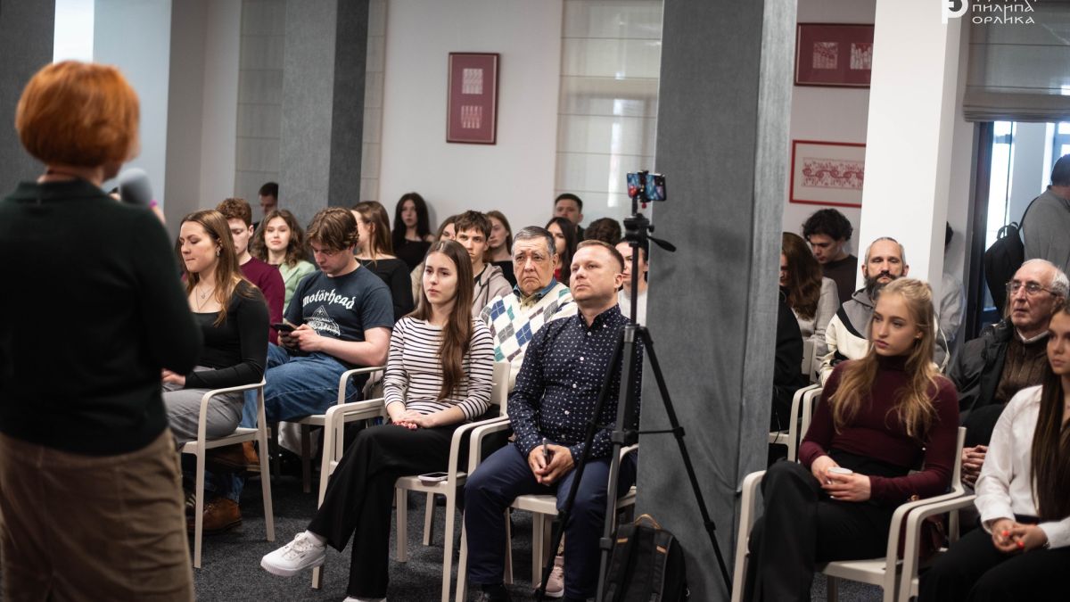Аудиторія дискусії «Місце України у новому світі» у Києві слухає виступи експертів про defense tech, штучний інтелект та експорт безпеки
