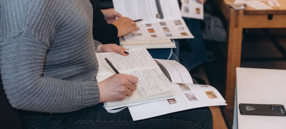 Учасники освітньої програми «Корені та крила» опрацьовують методичні матеріали під час навчального модуля Літньої школи