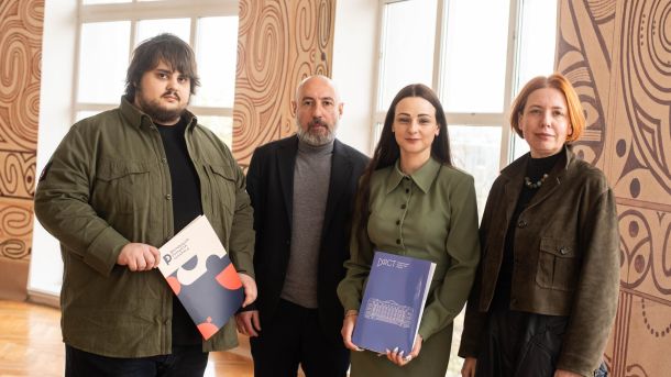 Учасники підписання меморандуму між Фундацією Пилипа Орлика та Національним музеєм історії України у залі музею