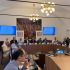 Учасники конференції «Актуальні безпекові загрози VI» за столом у залі Палати депутатів Парламенту Чехії на тлі банерів Future Forces Forum