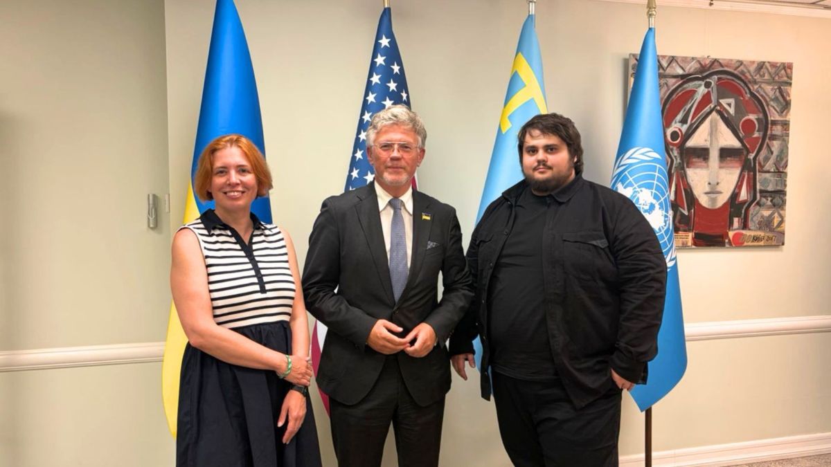Андрій Мельник, Артем Миколайчук та Ярина Ясиневич на тлі прапорів України, США та ООН у Нью-Йорку