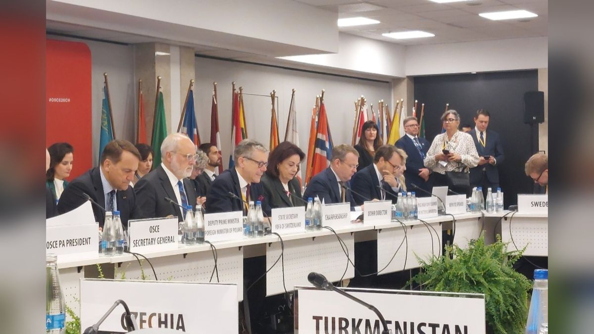 Пленарне засідання Варшавської конференції ОБСЄ з людського виміру 2026: делегати за столом на тлі прапорів держав-учасниць