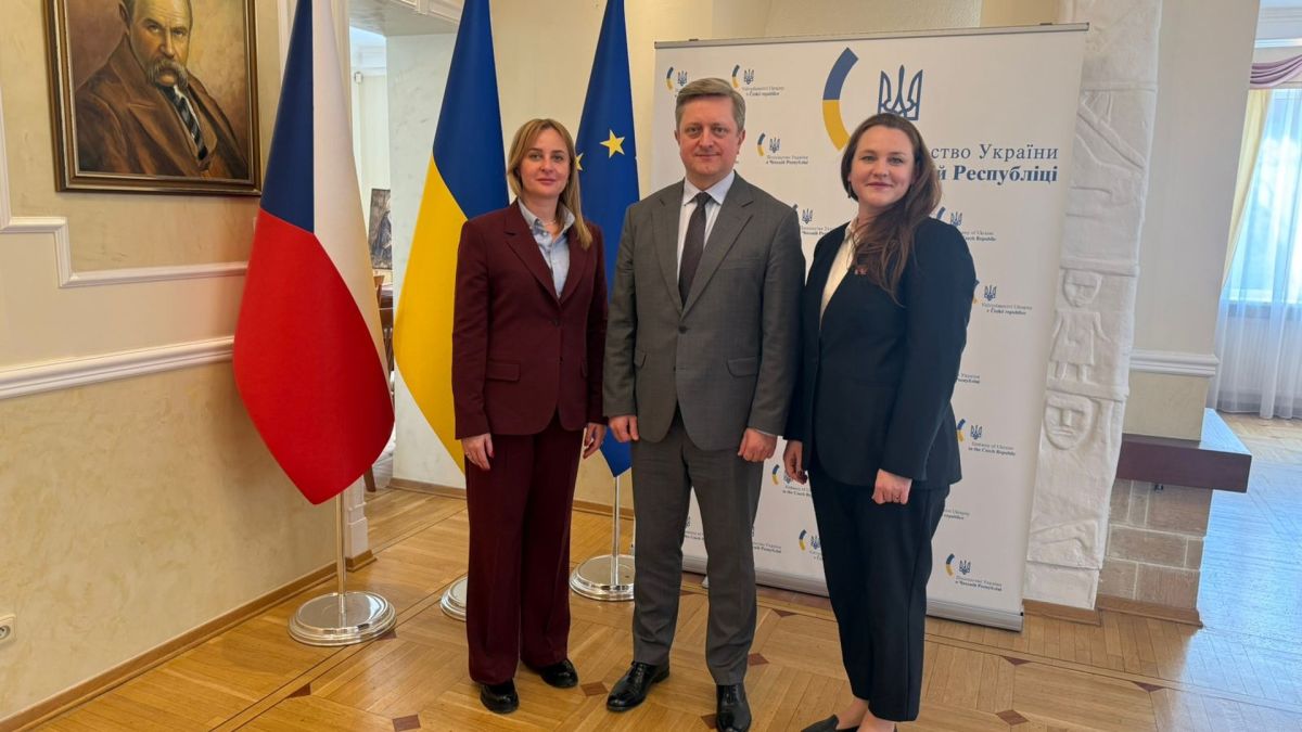 Зустріч команди Фундації Пилипа Орлика з Послом України Василем Зваричем у Посольстві України в Чехії — програма Корені та крила