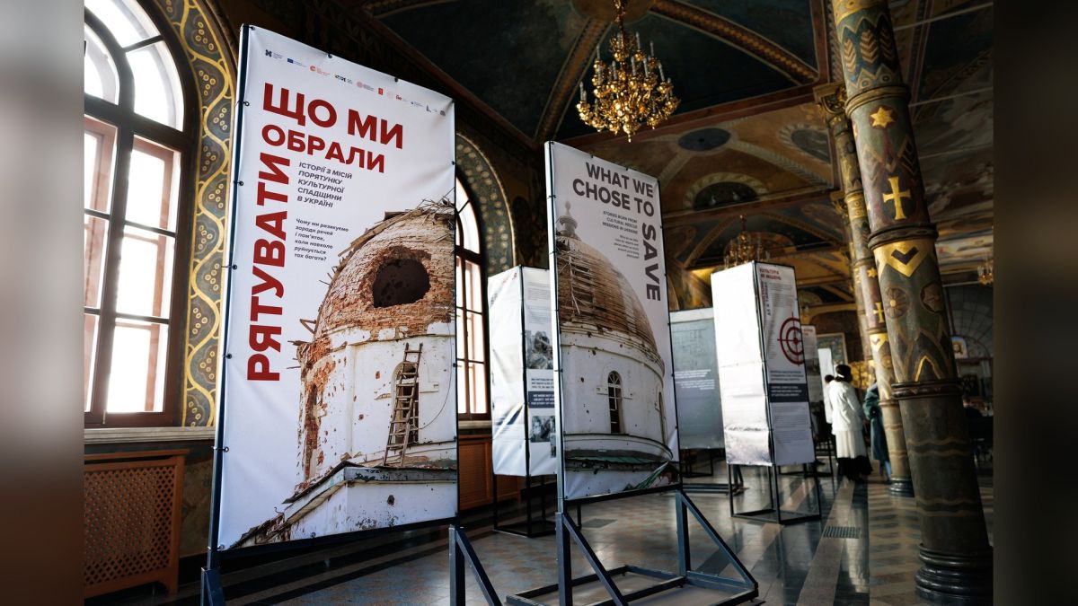 Банери міжнародної виставки про місії порятунку культурної спадщини в Україні в залі Києво-Печерської лаври