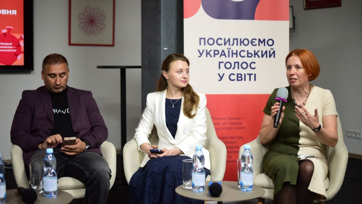 Учасники дискусії про дослідження російської пропаганди в Чехії — Ярина Ясиневич з мікрофоном на панелі в Києві