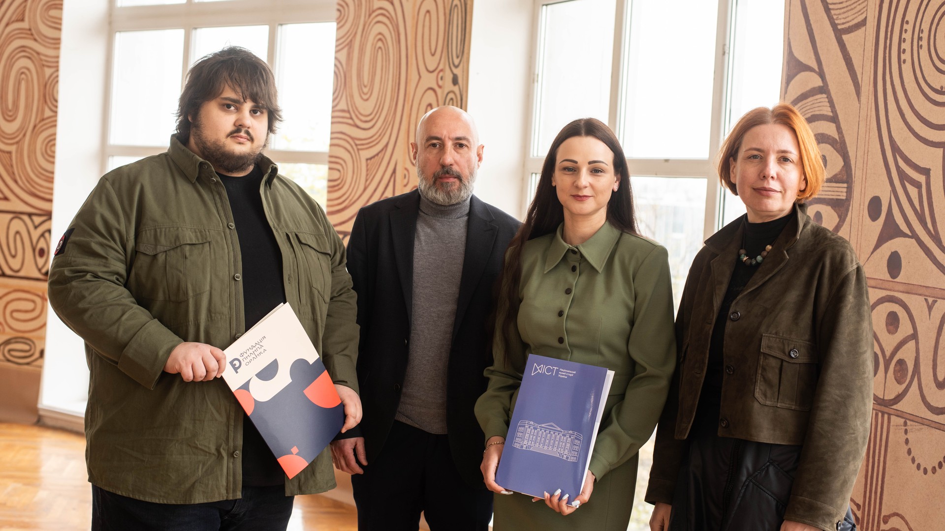 Учасники підписання меморандуму між Фундацією Пилипа Орлика та Національним музеєм історії України у залі музею