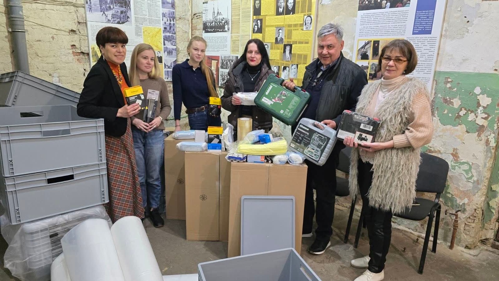 Волонтери та представники організацій тримають матеріали для ремонту в залі музею «Тюрма на Лонцького» у Львові
