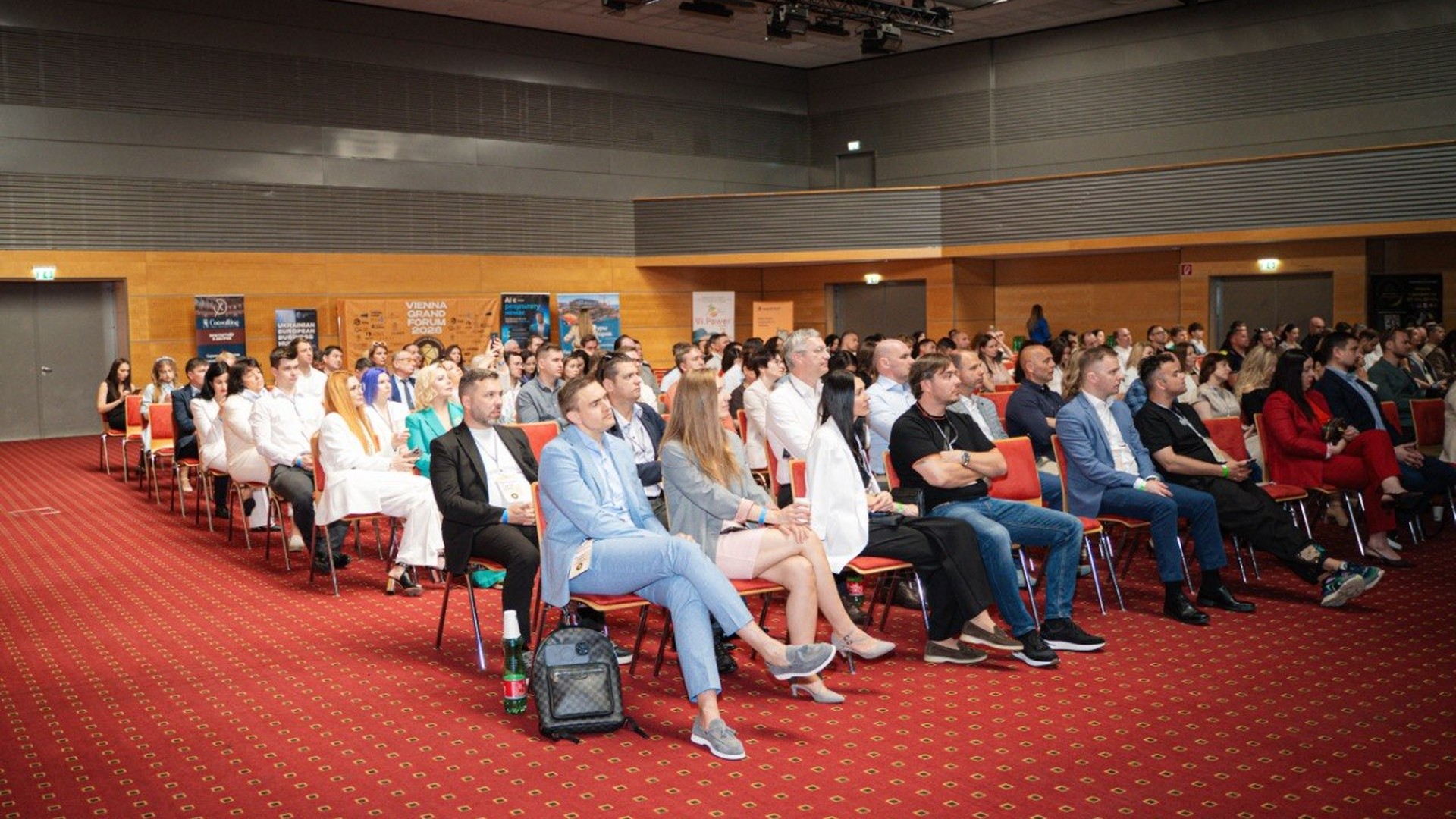 Учасники Vienna Grand Forum 2026 у Відні — зала з рядами червоних крісел під час пленарного засідання
