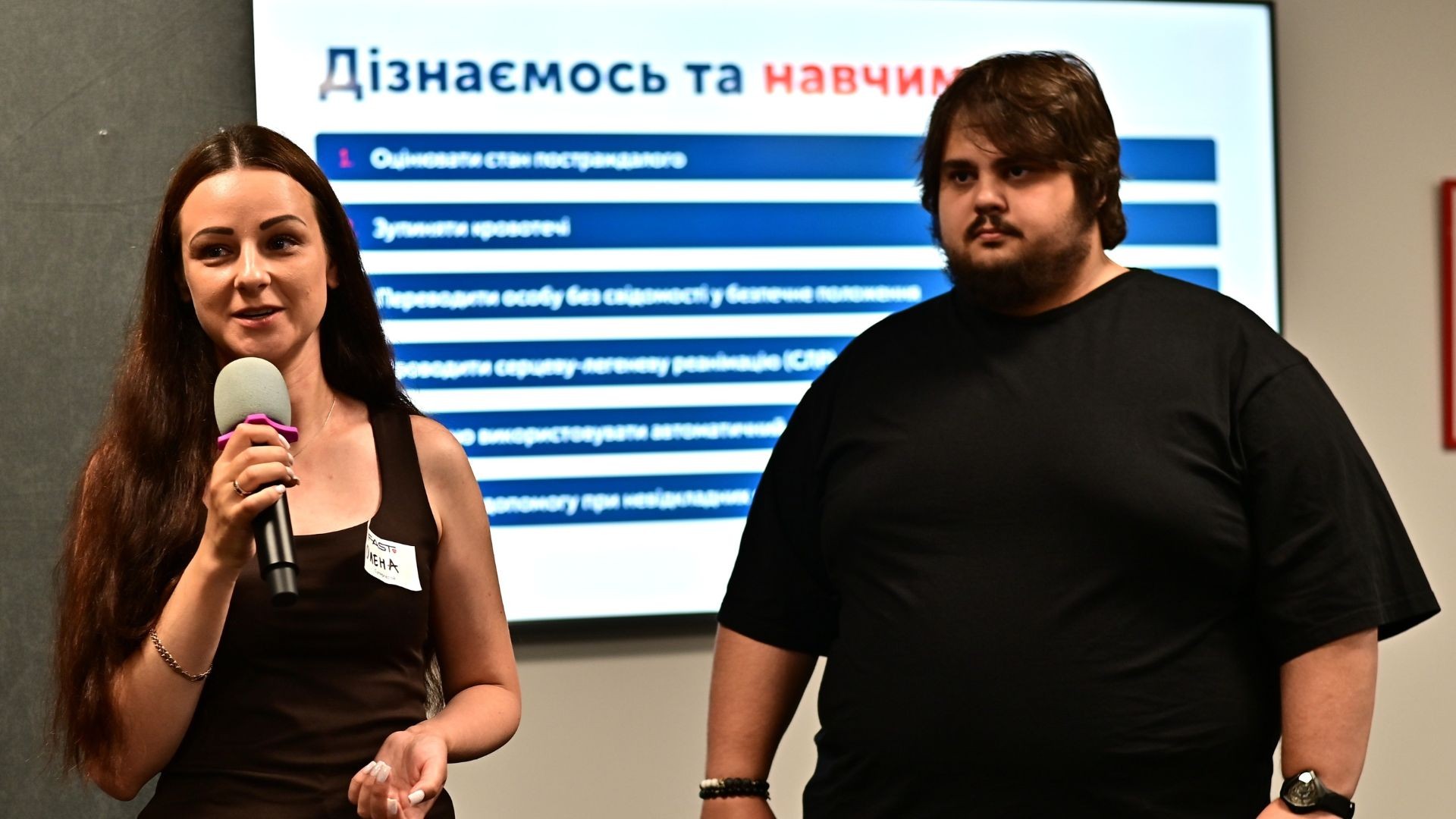 Генеральна директорка Національного музею історії України Олена Земляна виступає під час тренінгу з першої домедичної допомоги для працівників музею