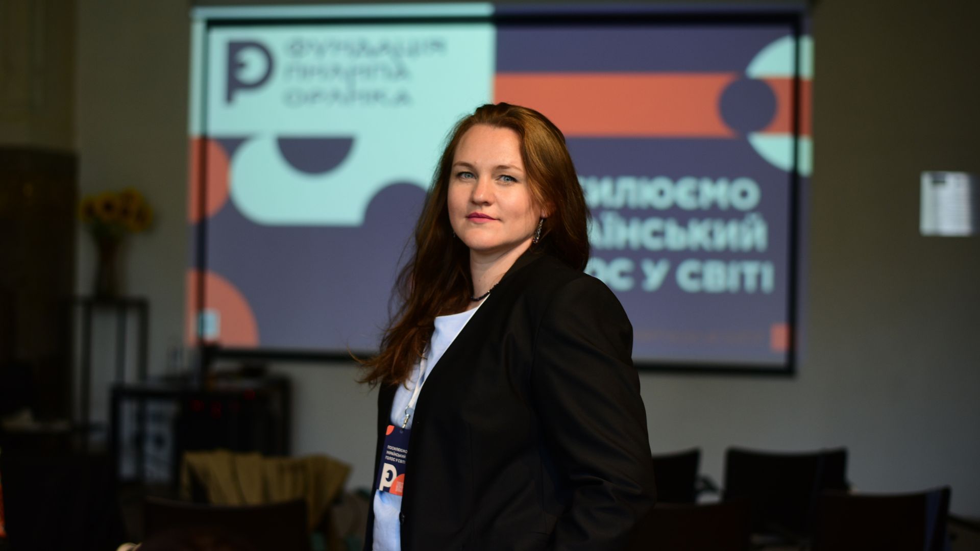 Наталя Омельчук, координаторка освітніх програм Фундації Пилипа Орлика, виступає з мікрофоном