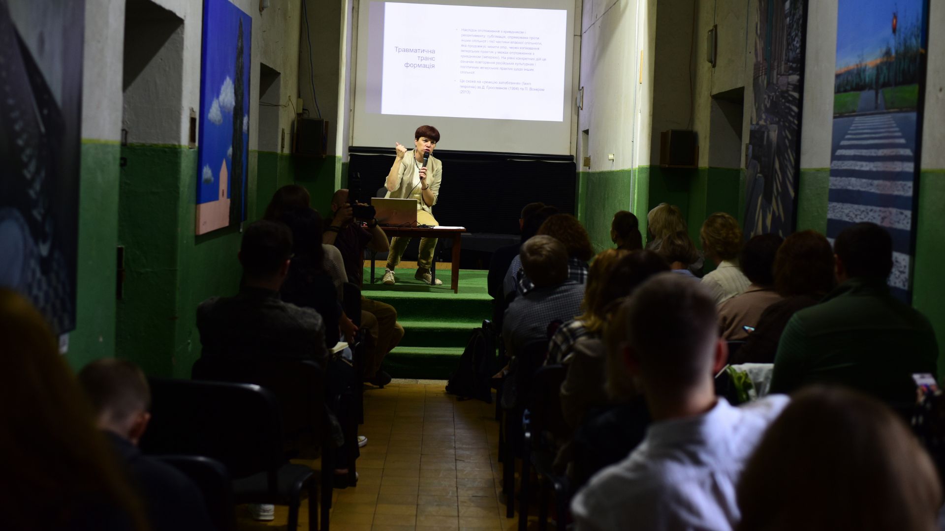 Олеся Ісаюк виступає у залі Національного музею-меморіалу «Тюрма на Лонцького»