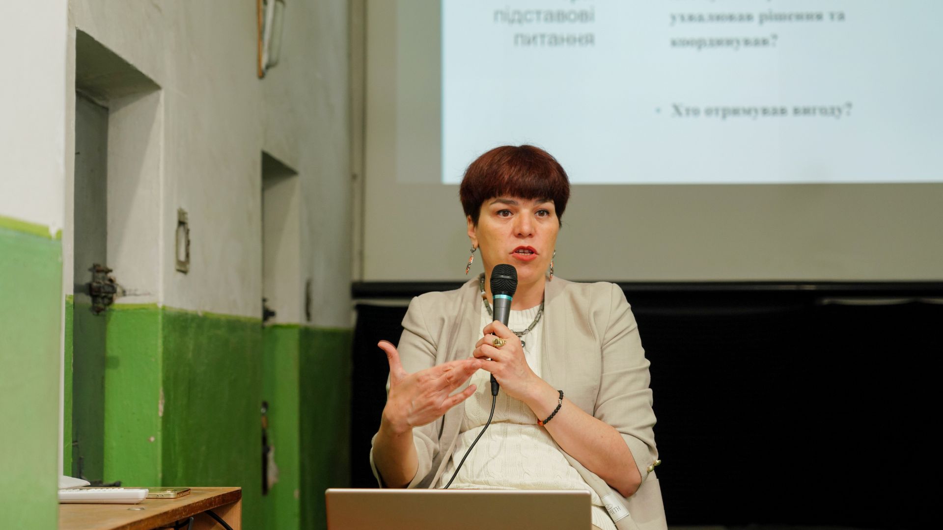 Олеся Ісаюк виступає перед учасниками з презентацією на тему службі імперії