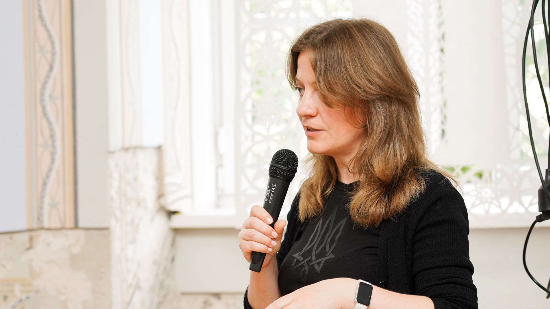 Ольга Сало, керівниця напряму культурних ініціатив Фундації Пилипа Орлика, виступає з мікрофоном