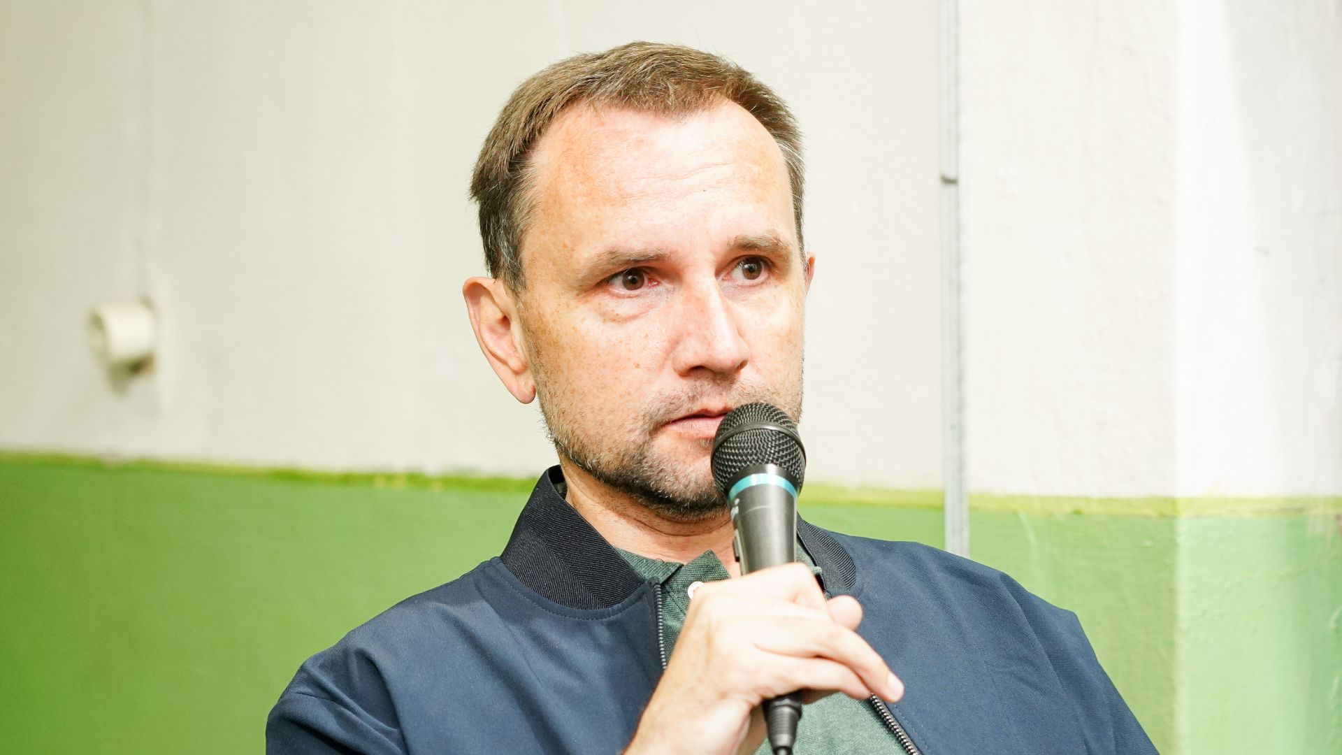 Володимир В'ятрович говорить у мікрофон під час зустрічі з учасниками Літньої школи