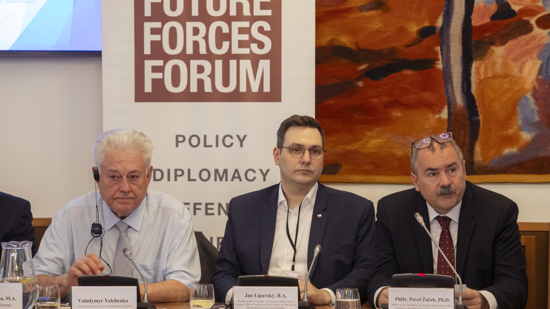 Володимир Єльченко виступає на конференції «Актуальні безпекові загрози VI» у Палаті депутатів Парламенту Чехії в Празі, поруч Ян Ліпавський та Павел Жачек