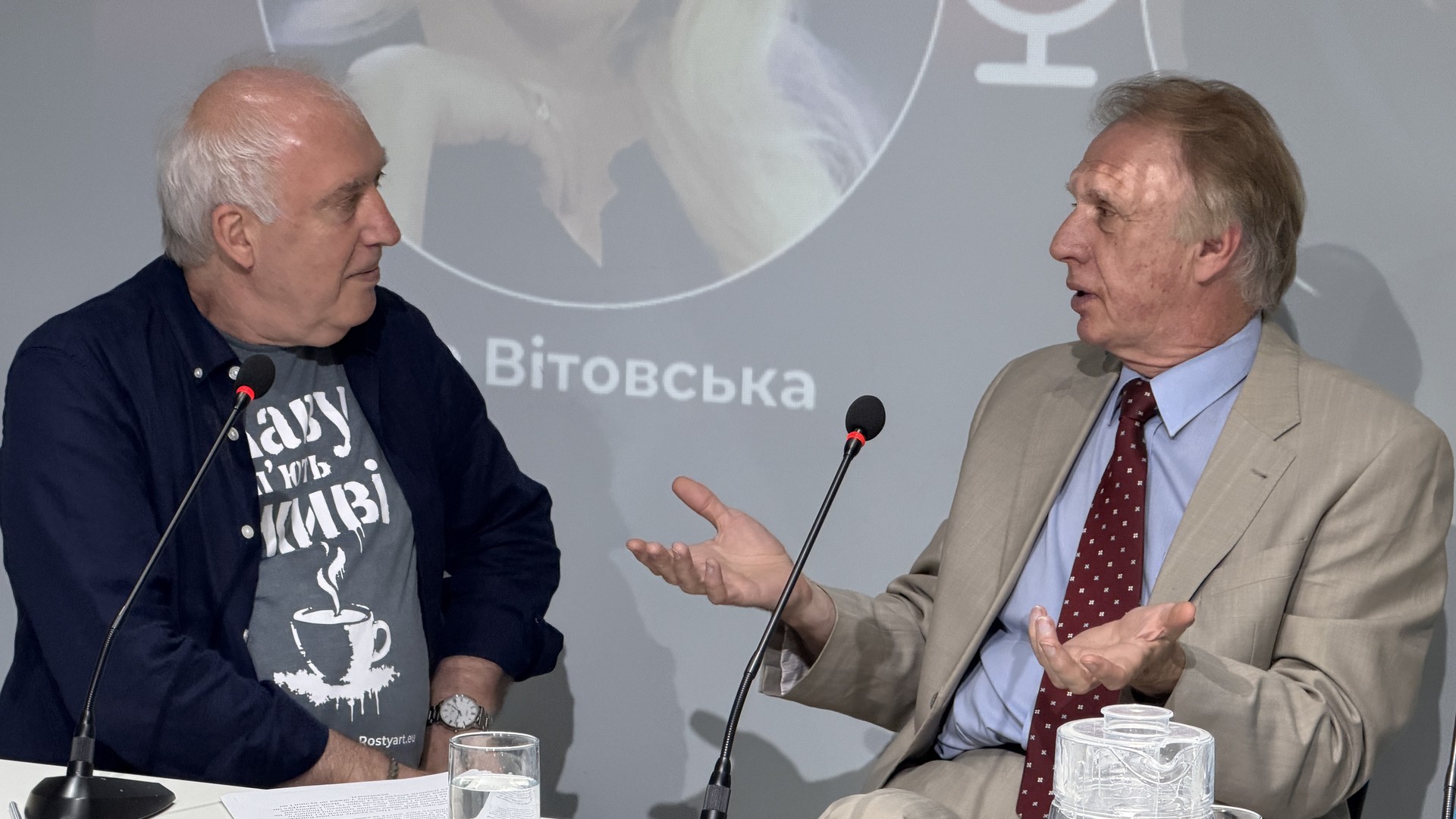 Володимир Огризко жестикулює під час виступу на «Актуальних діалогах» поруч з Ростиславом Прокопюком