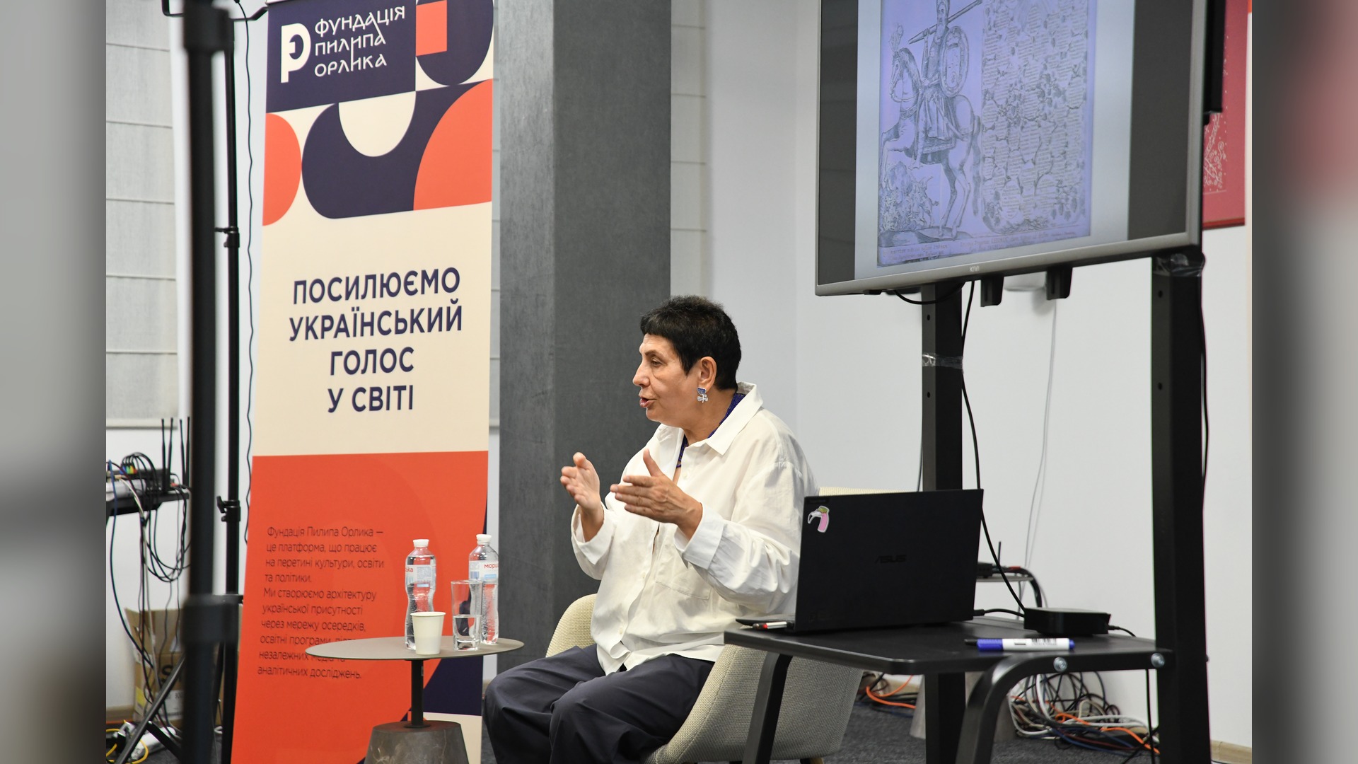 Історикиня Наталія Старченко виступає з лекцією про гранднаратив української історії перед учасниками Літньої школи