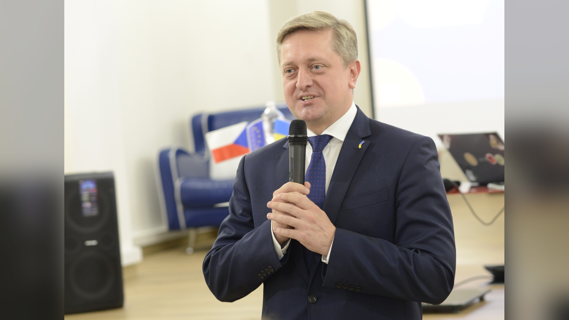 Василь Зварич, Надзвичайний і Повноважний Посол України в Чеській Республіці, виступає з мікрофоном