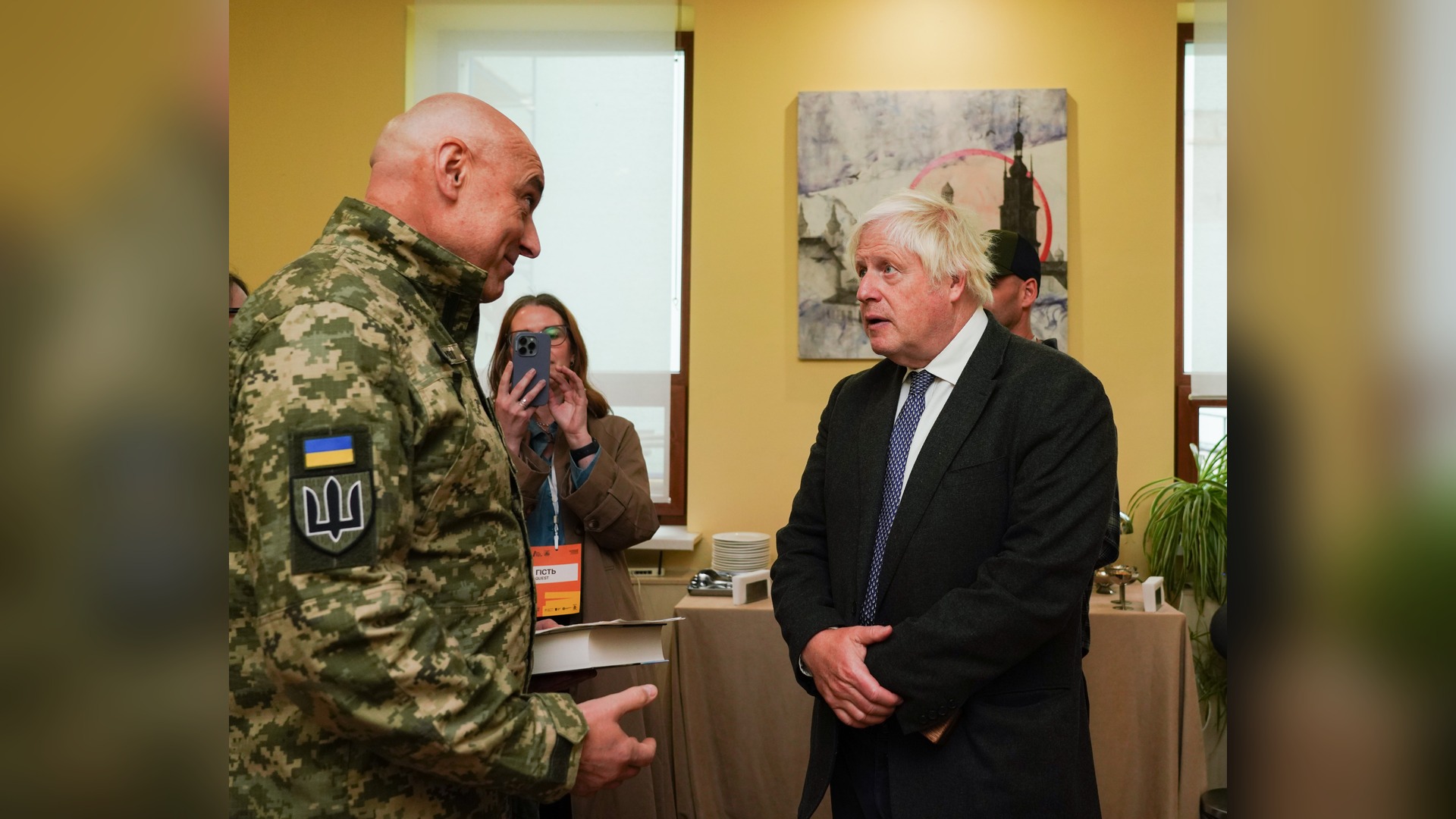 Боріс Джонсон спілкується з українським військовим у Львові