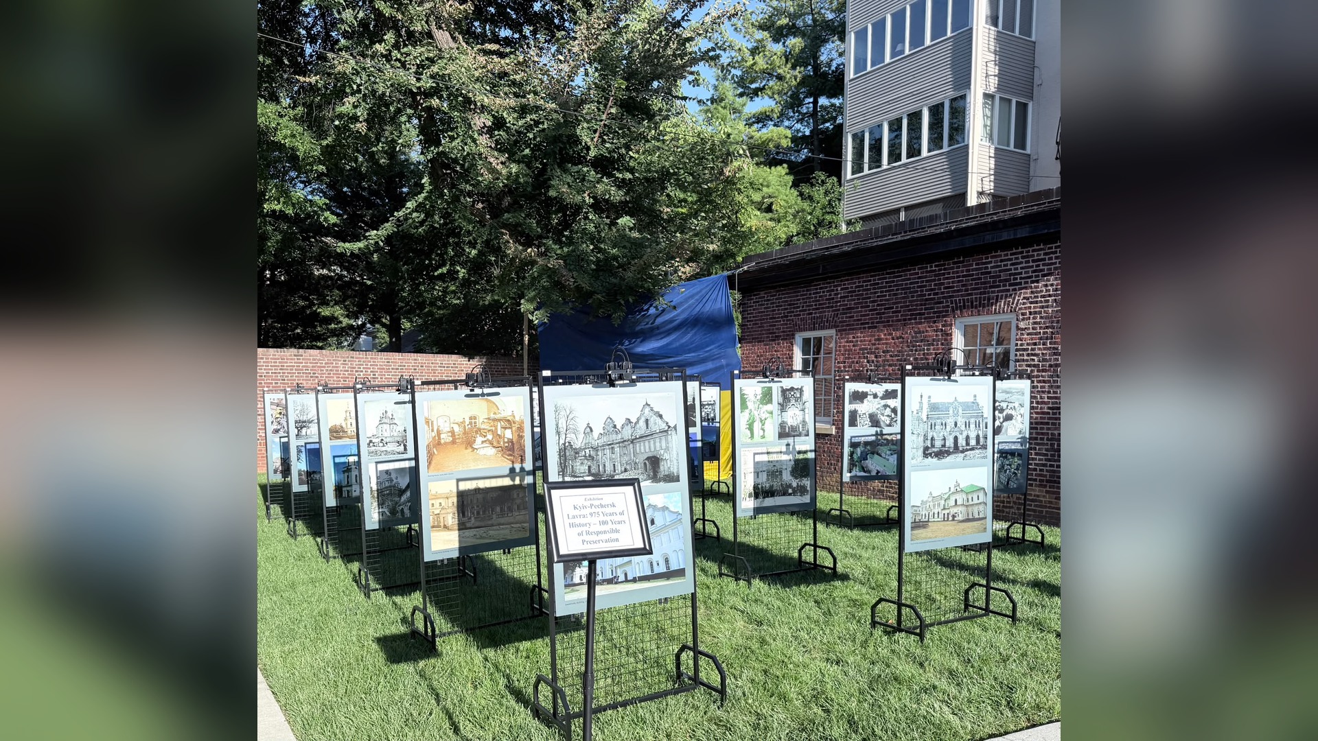 Стенди фотовиставки про Києво-Печерську Лавру на території Українського дому у Вашингтоні
