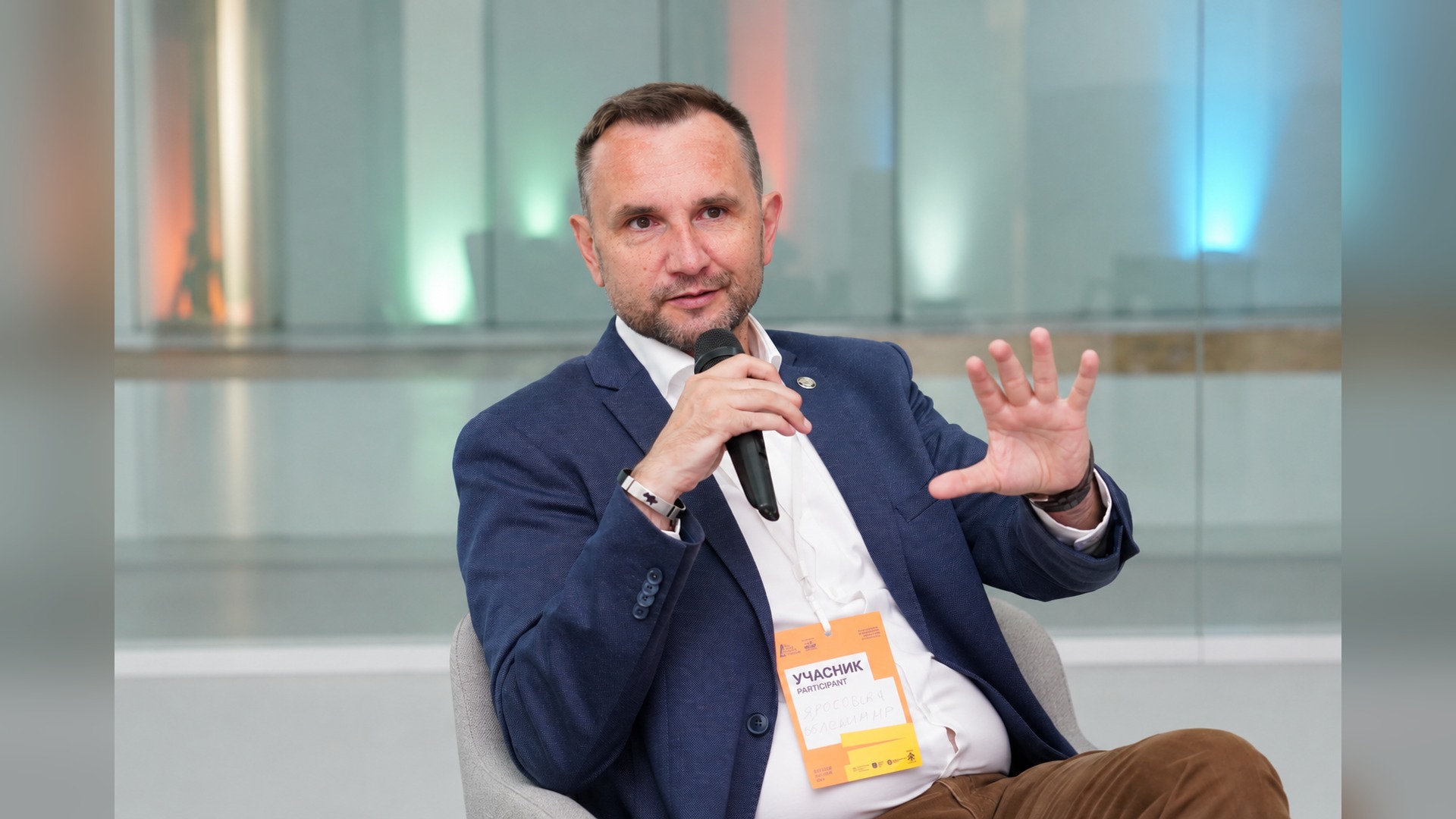 Володимир Вятрович виступає з мікрофоном на презентації книги Звір у машині у Львові