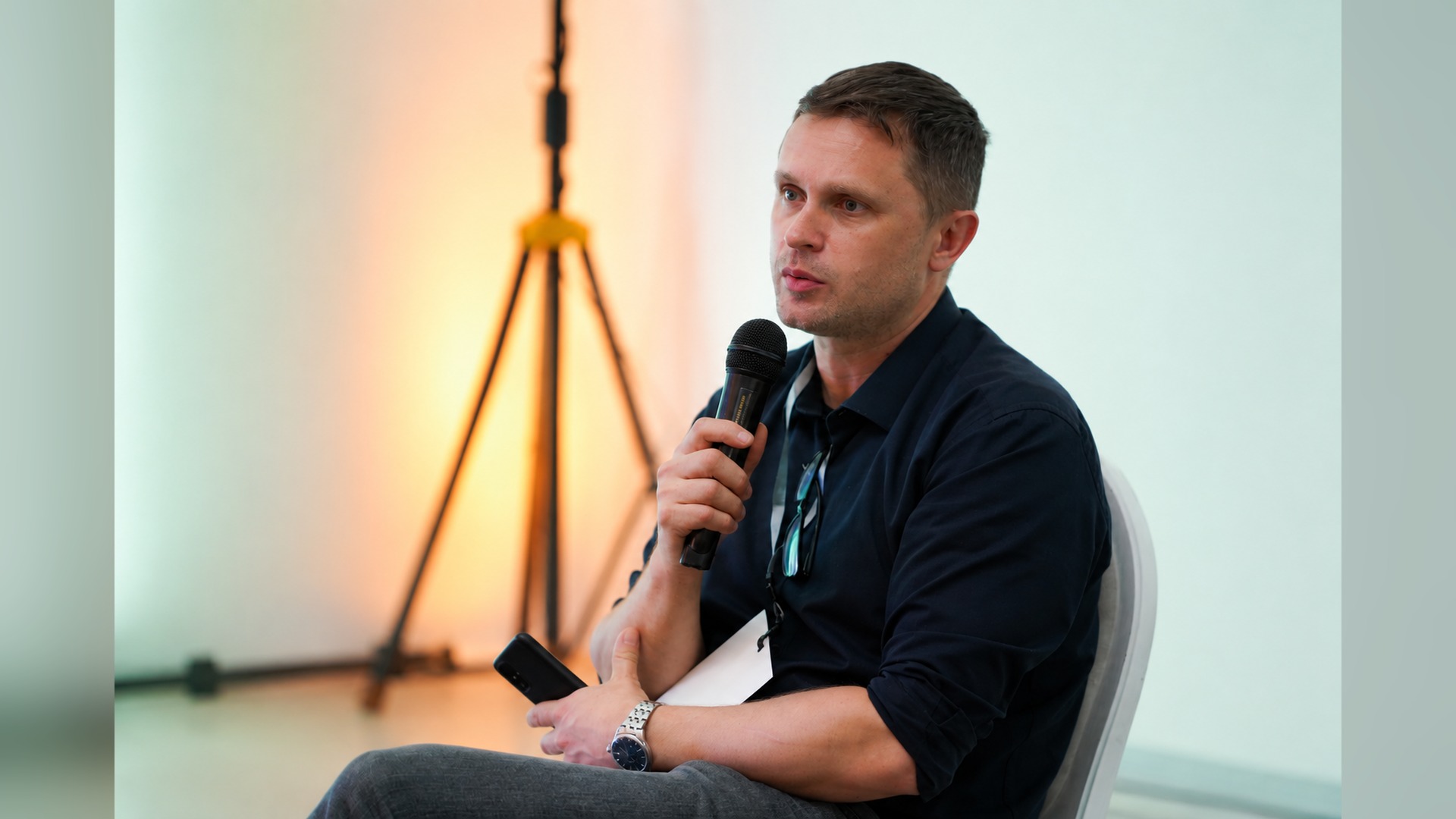 Дмитро Руденко з мікрофоном виступає на презентації книги Звір у машині у Львові
