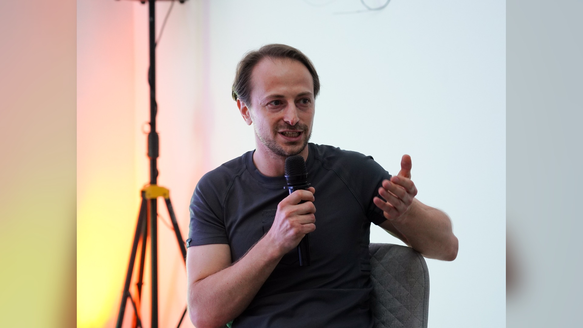 Юрій Кирилів з мікрофоном виступає на презентації книги Звір у машині у Львові