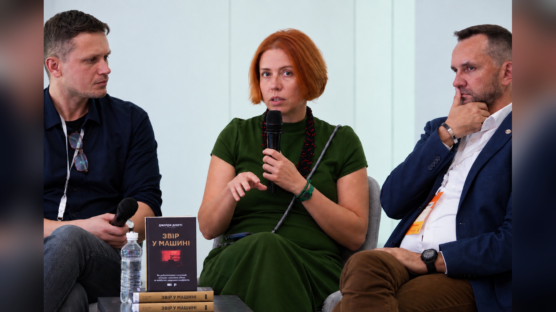 Ярина Ясиневич з мікрофоном виступає на презентації книги Звір у машині у Львові