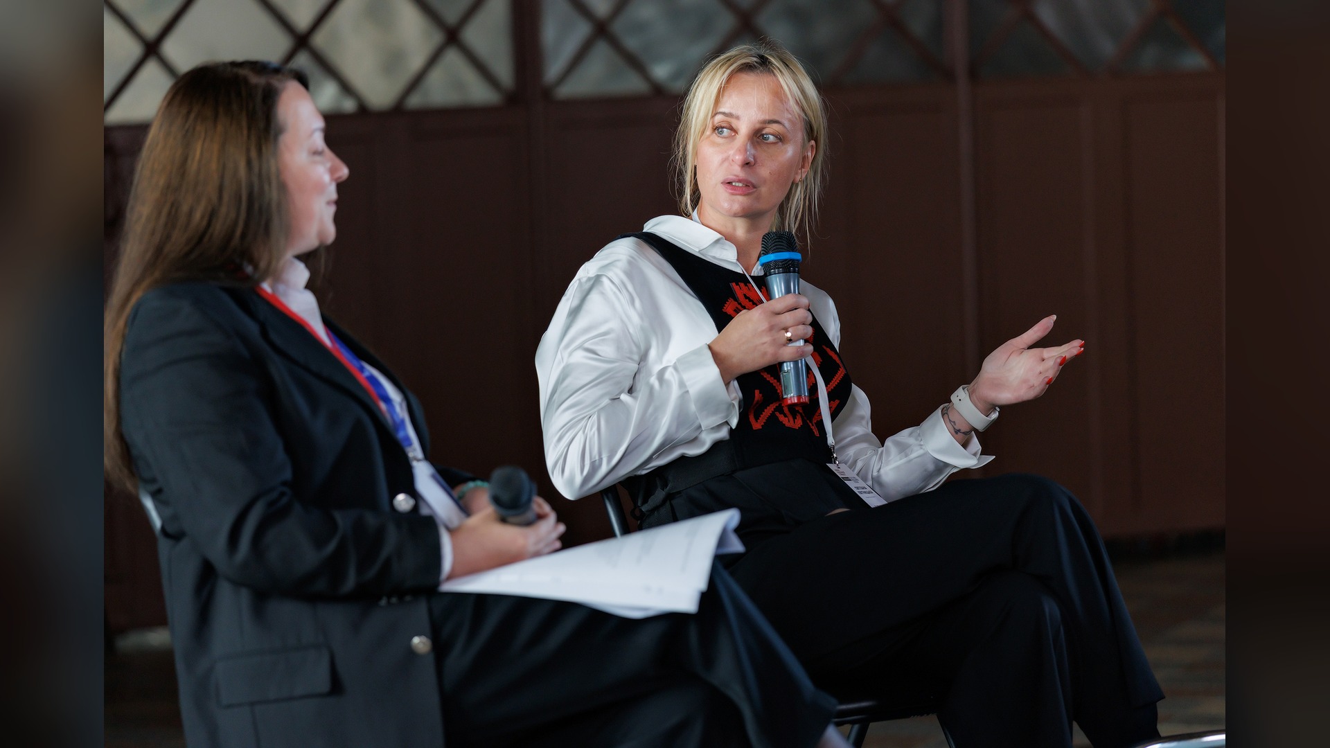 Світлана Квітницька з мікрофоном виступає під час панельної дискусії на Форумі культурної стійкості у Києві
