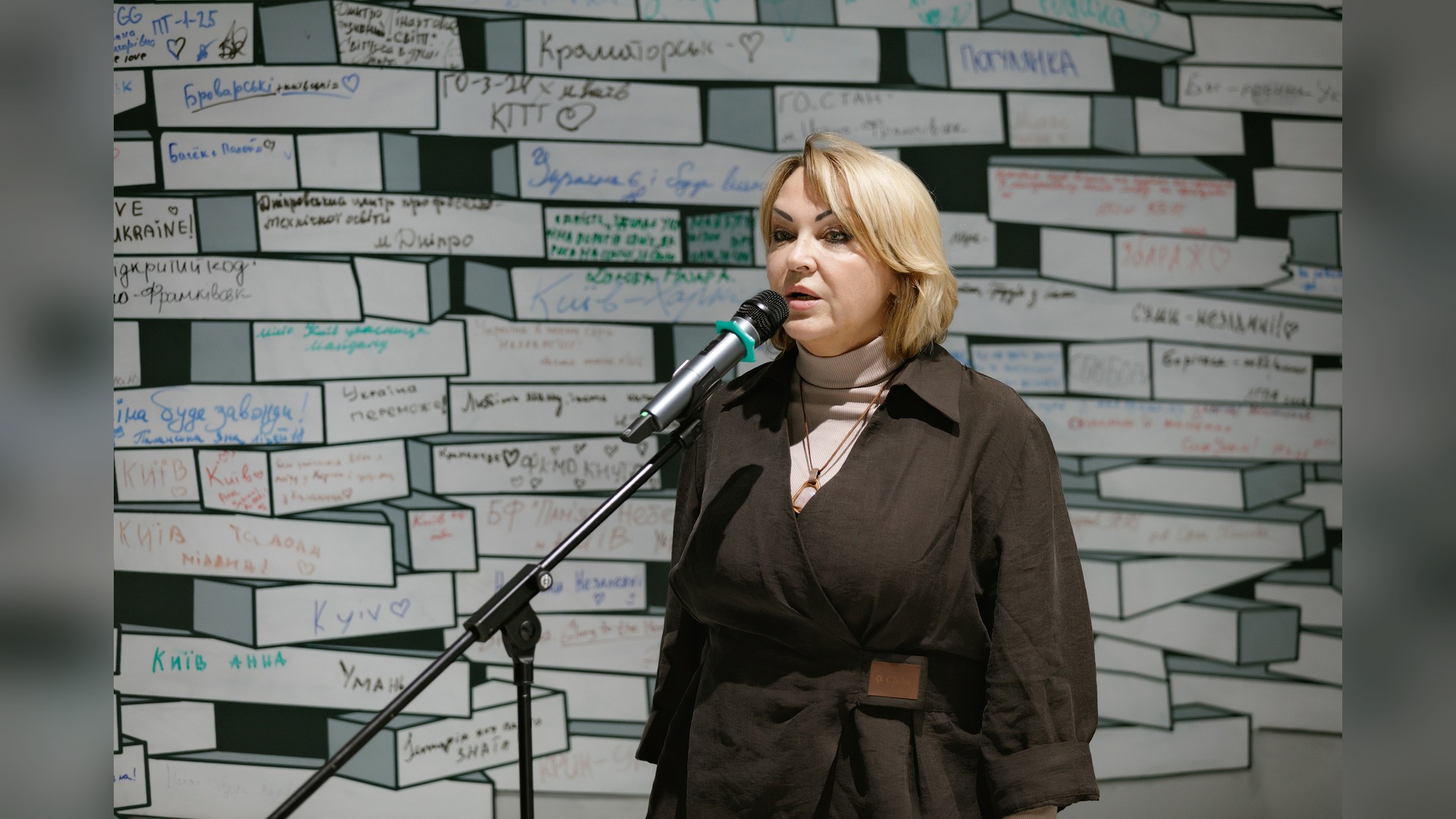 Nataliia Darahan speaks at the announcement of the winners of the Serhii Kemskyi student research competition
