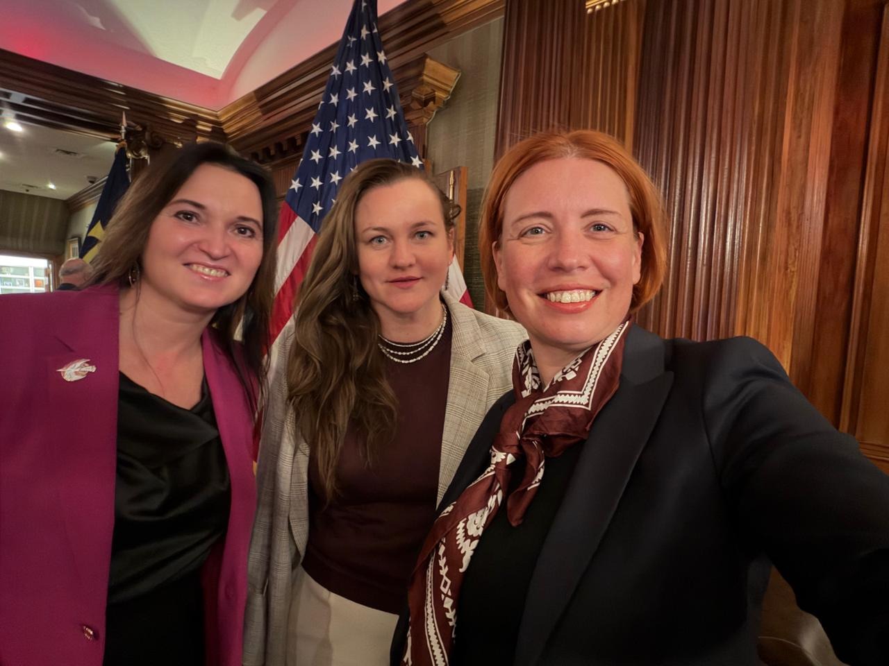 Lesia Yastrubetska and Yaryna Yasynewych in Washington against the backdrop of the US flag