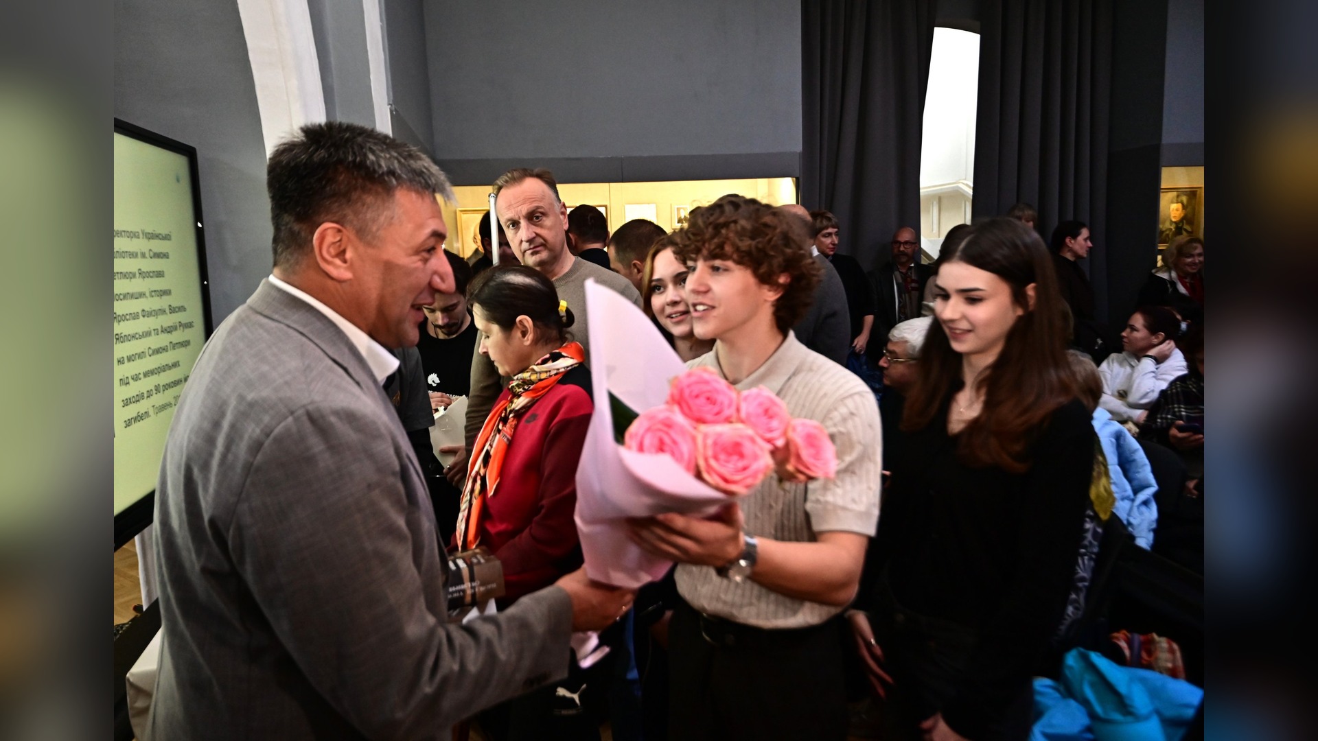 Гості дякують спікерові квітами після презентації книги про вбивство Симона Петлюри в Національному музеї історії України