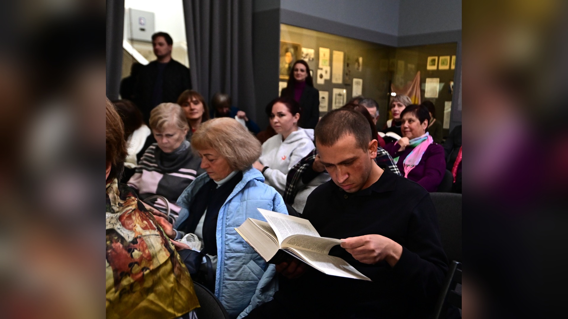 Гості презентації книги про вбивство Симона Петлюри, один із відвідувачів гортає книгу Ярослава Файзуліна