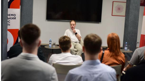 Народний депутат Ярослав Юрчишин відповідає на запитання студентів-фіналістів конкурсу есе про ООН у Києві