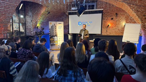 Учасники освітньої лабораторії «Жовтий автобус. Слово 2026» слухають лекцію Володимира В'ятровича у Харкові