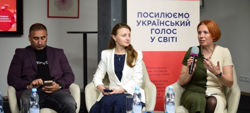 Учасники дискусії про дослідження російської пропаганди в Чехії — Ярина Ясиневич з мікрофоном на панелі в Києві