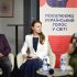Учасники дискусії про дослідження російської пропаганди в Чехії — Ярина Ясиневич з мікрофоном на панелі в Києві