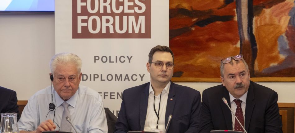 Володимир Єльченко виступає на конференції «Актуальні безпекові загрози VI» у Палаті депутатів Парламенту Чехії в Празі, поруч Ян Ліпавський та Павел Жачек