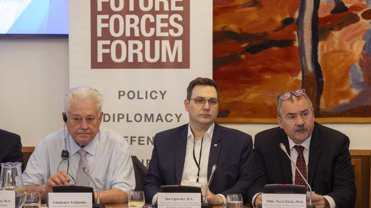 Володимир Єльченко виступає на конференції «Актуальні безпекові загрози VI» у Палаті депутатів Парламенту Чехії в Празі, поруч Ян Ліпавський та Павел Жачек