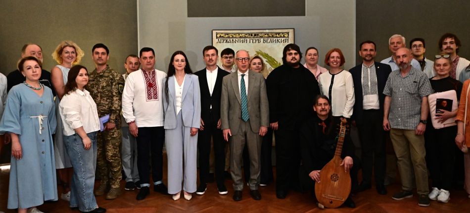 Учасники урочистого відкриття виставки «Шлях героїв. Пам'яті Симона Петлюри» у Національному музеї історії України, 25 травня 2026 року