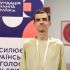 Михальчин Мирослав Андрійович, студент НаУКМА, на фоні банера Фундації Пилипа Орлика