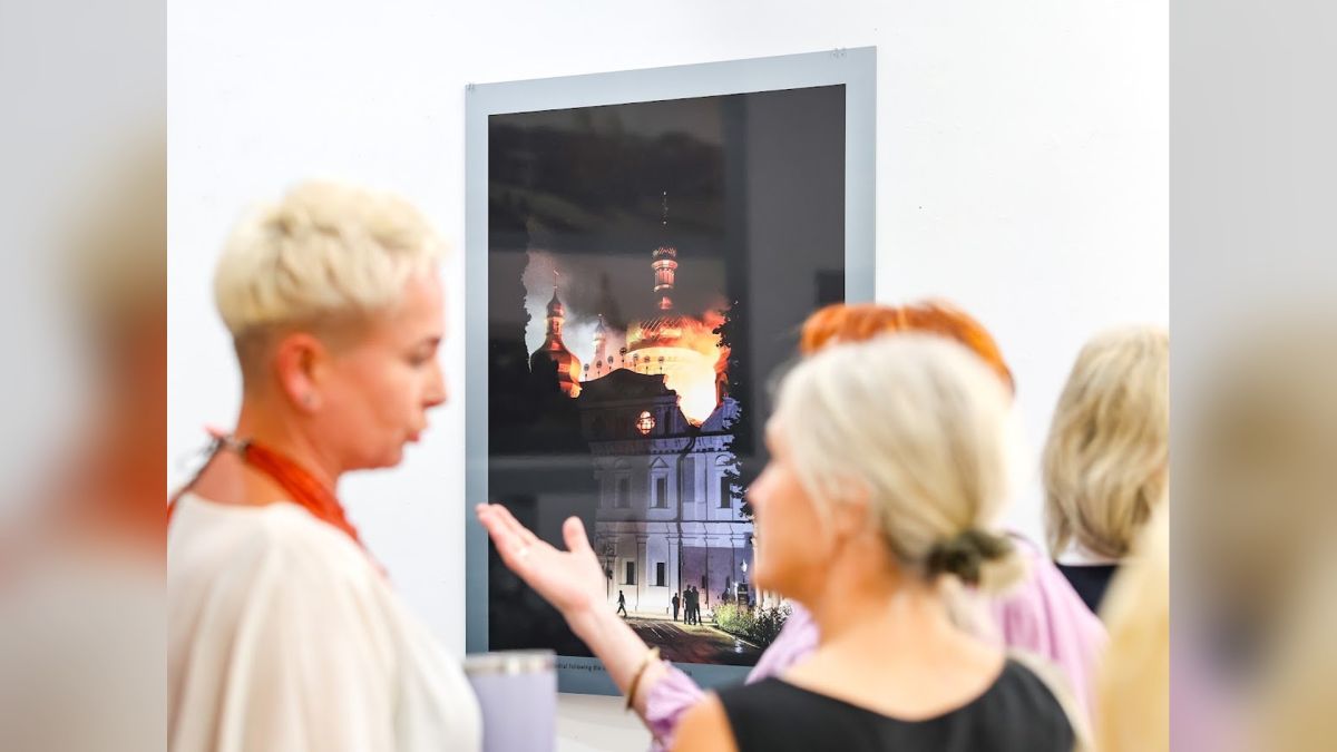 Відвідувачки фотовиставки про Києво-Печерську лавру в Чикаго розглядають знімок нічного собору Лаври, освітленого вогнем