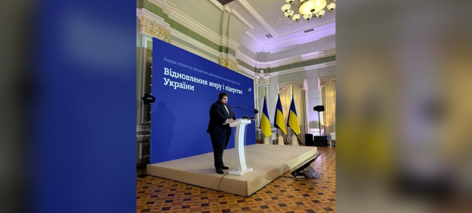 Голова правління Фундації Пилипа Орлика Артем Миколайчук виступає з трибуни на Нараді керівників закордонних дипломатичних установ України