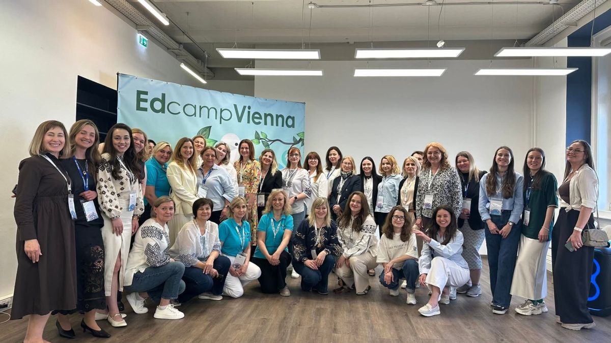 Учасники освітнього заходу EdCamp Vienna, українські педагоги та експерти на фоні банера EdcampVienna
