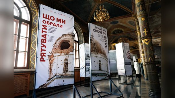 Банери міжнародної виставки про місії порятунку культурної спадщини в Україні в залі Києво-Печерської лаври