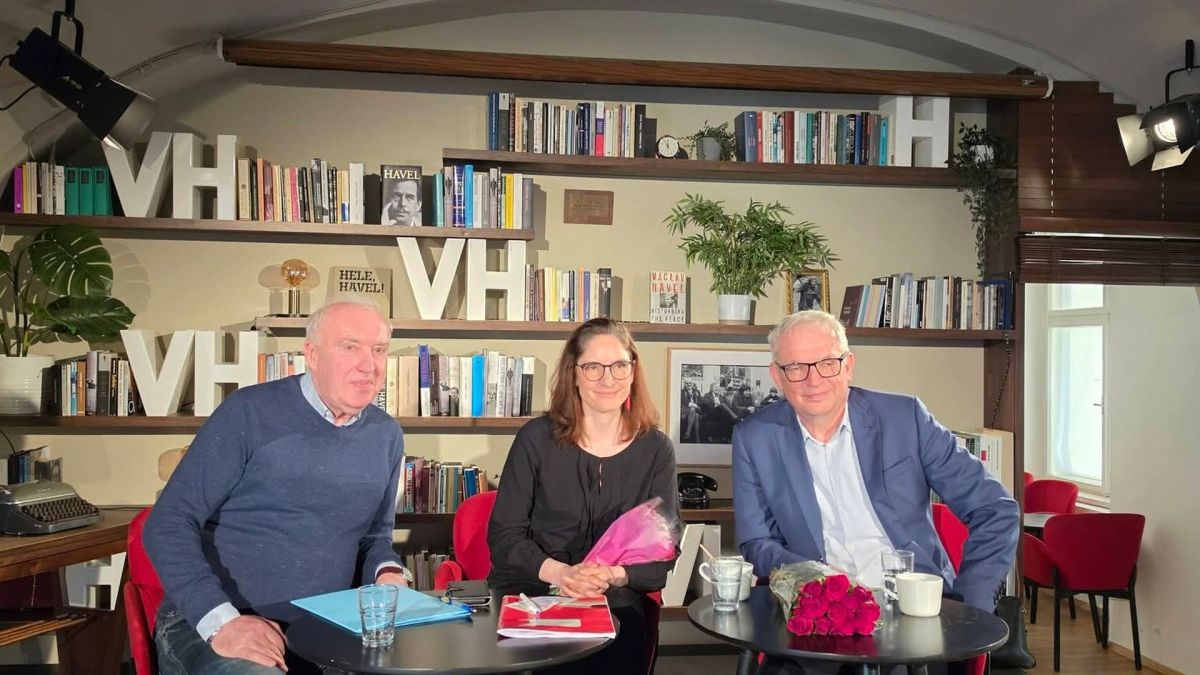 Учасники дискусії «Україна як завдання» у Празі — Катержина Кречова та сенатор Давід Смоляк у Гавеловій бібліотеці