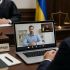 Учасник судового процесу бере участь у судовому засіданні онлайн через ноутбук, на екрані якого суддя та співрозмовник