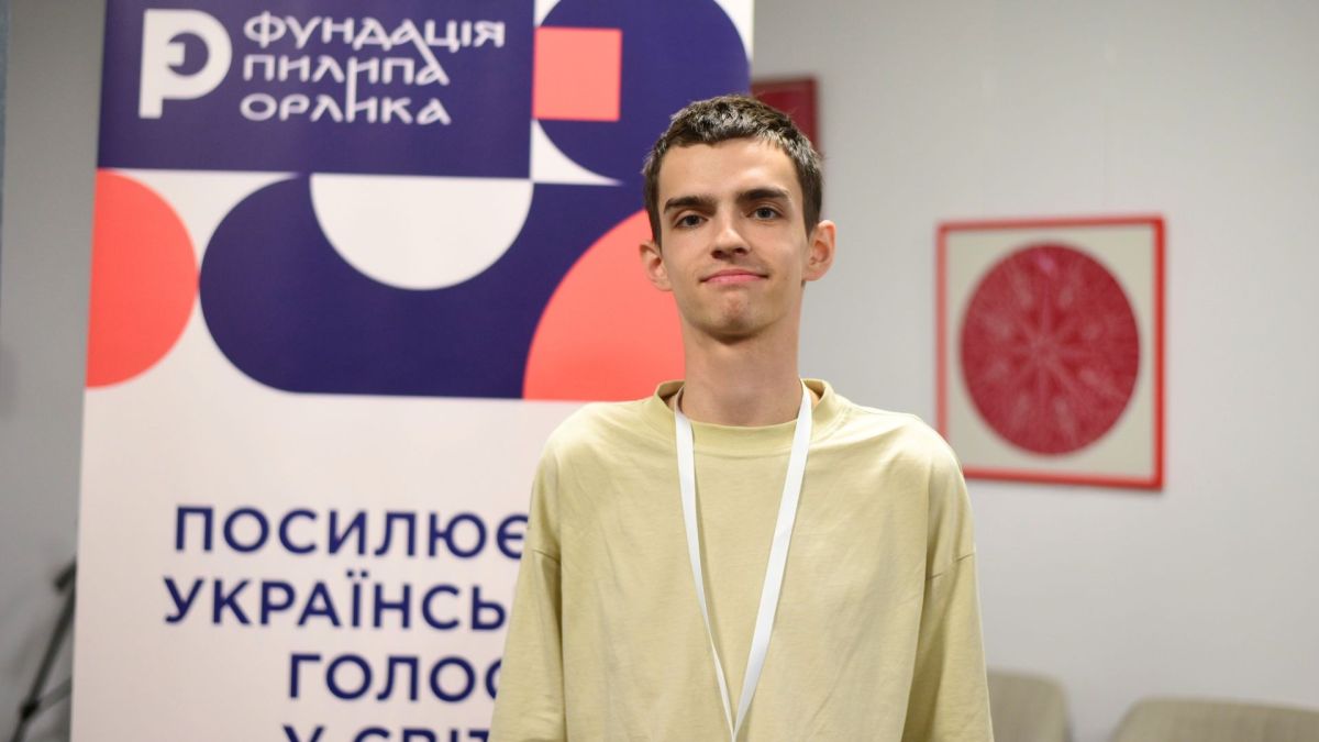 Михальчин Мирослав Андрійович, студент НаУКМА, на фоні банера Фундації Пилипа Орлика