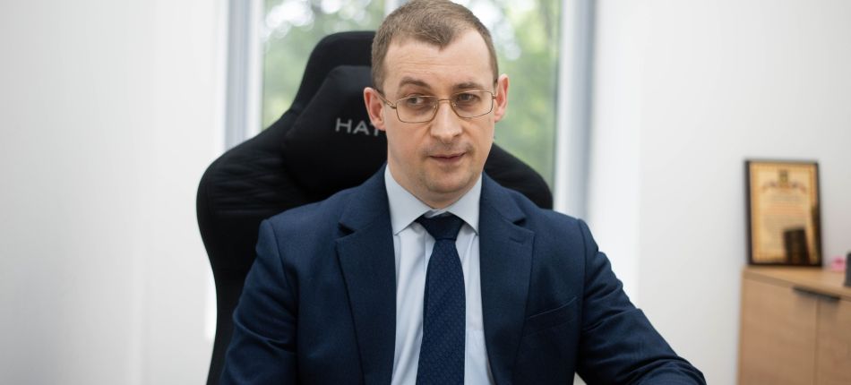 Олег Заярний, науковий радник Фундації Пилипа Орлика, за робочим столом в офісі під час інтерв'ю