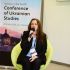 Наталя Омельчук виступає з мікрофоном на тлі банера конференції «Україна у світі» у Львові, 8–10 липня 2026 року
